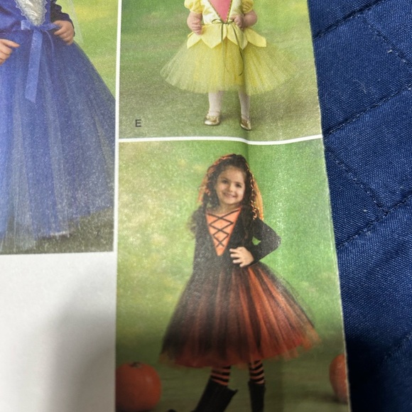 Simplicity 2569  Kids' Costume Pattern - uncut- princesses- queens - Picture 3 of 7